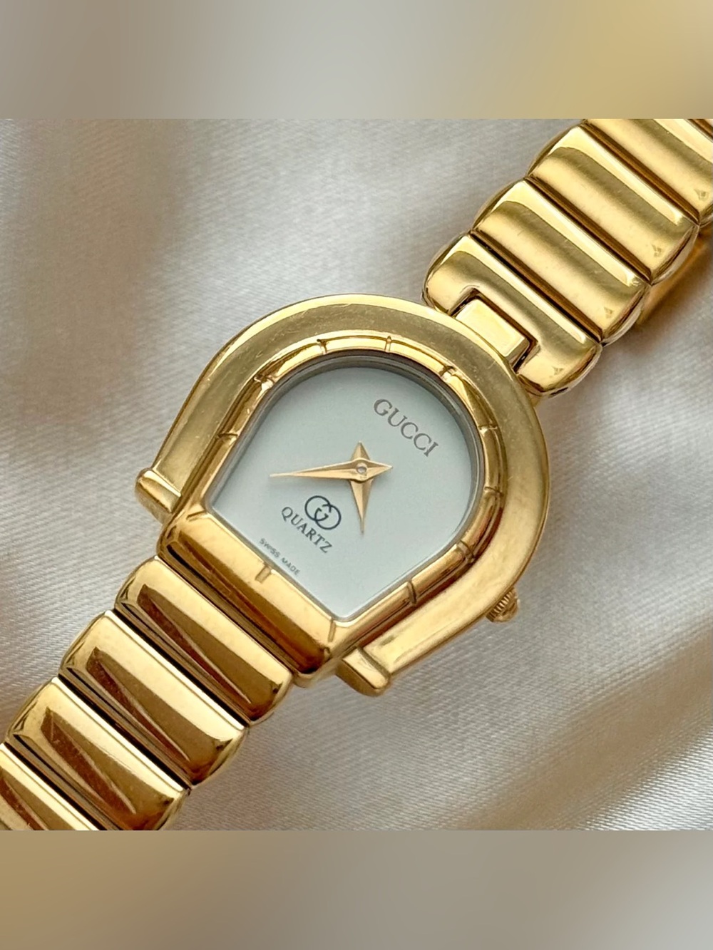 AUTHENTIC RARE GUCCI HORSESHOE GOLD WATCH - Picture 5 of 9